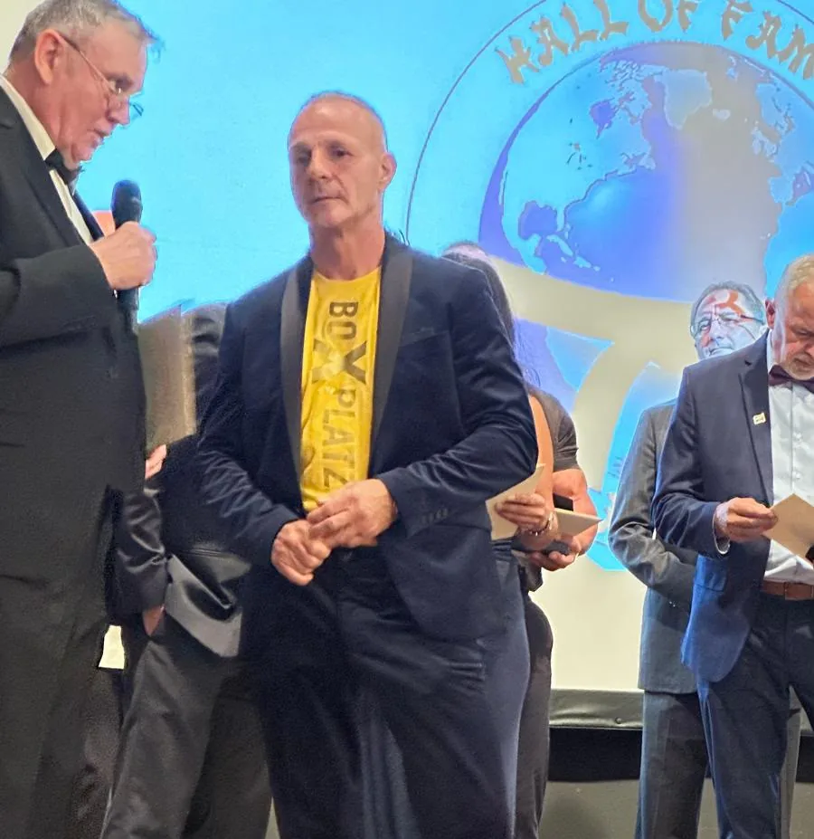 Mario Dimitroff auf der Bühne der Hall-of-Fame-Gala, daneben der Laudator am Mikrofon