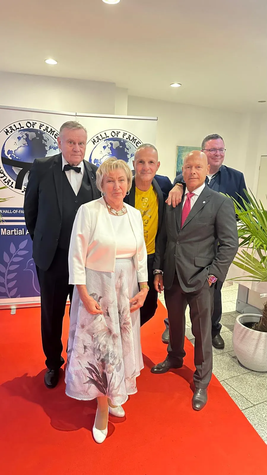 Mario Dimitroff mit Gästen und Veranstaltern auf dem roten Teppich