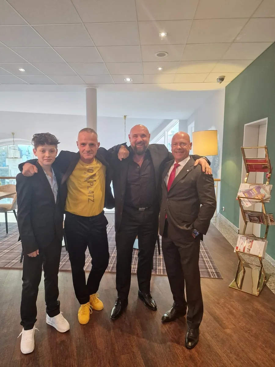 Gruppenbild in der Hotellobby vor der Gala