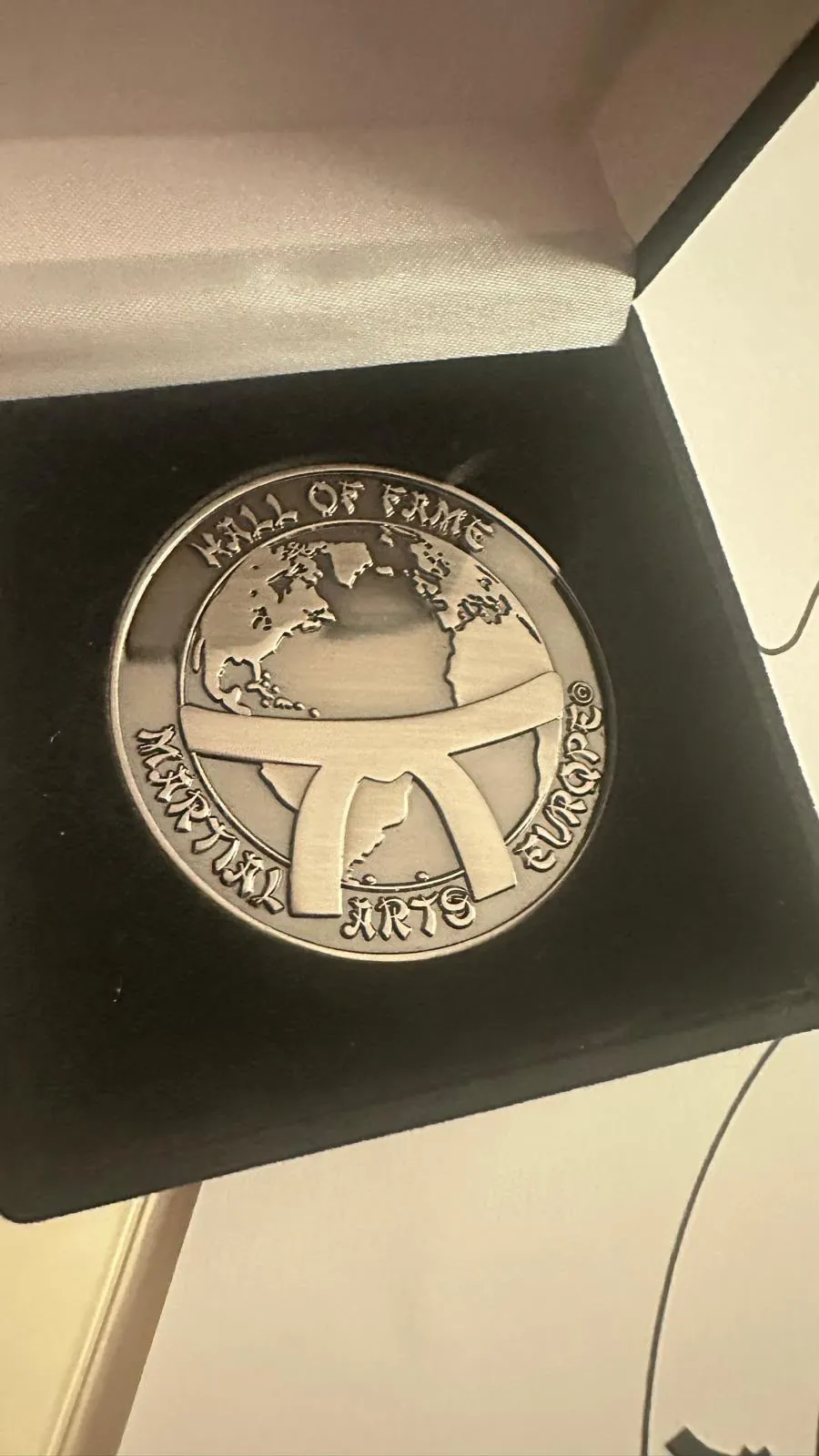 Medaille der Hall of Fame of Martial Arts Europe im Etui