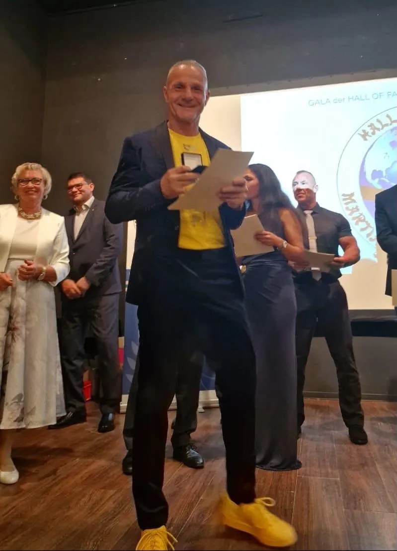 Übergabe der Urkunde auf der Bühne