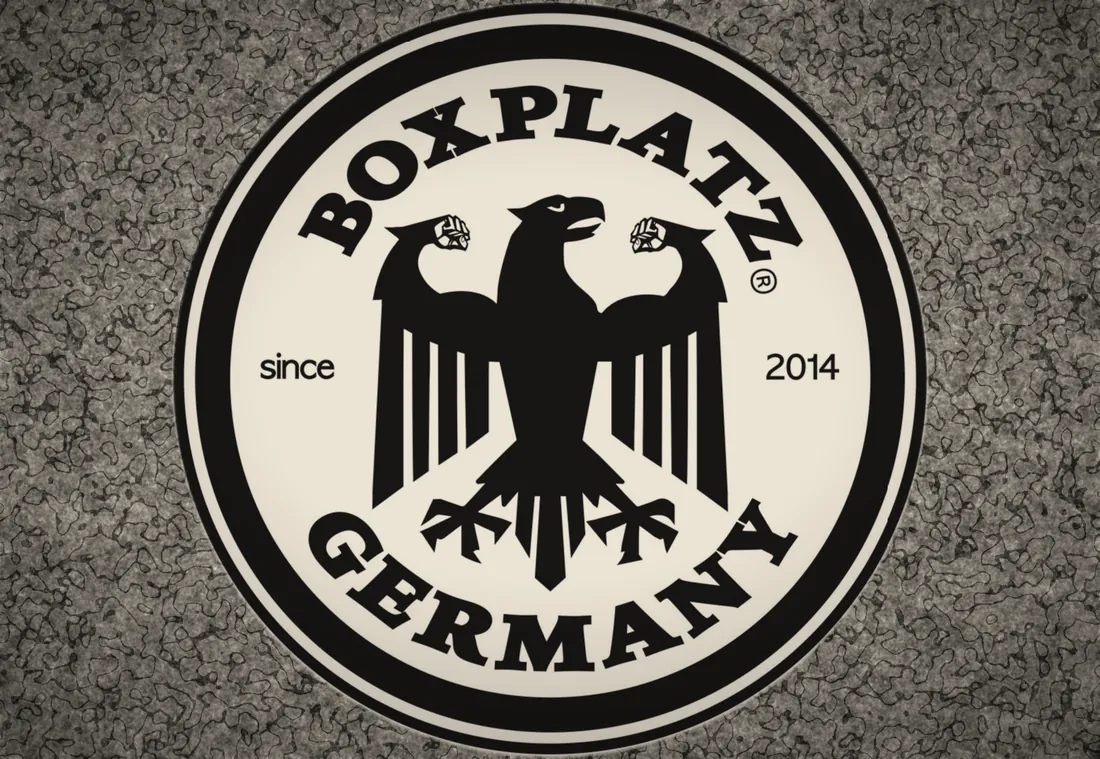 Markenemblem BOXPLATZ GERMANY: Adler im Rundsiegel, since 2014, auf Granit